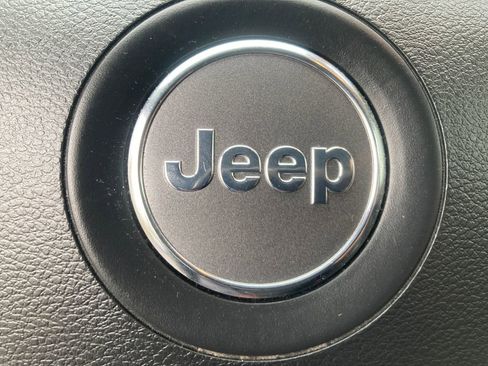 Used 2019 Jeep Cherokee Latitude Plus w/ Cold Weather Group AWD/4WD image 26