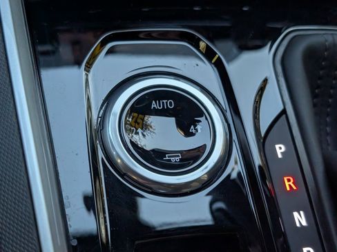 Used 2025 Chevrolet Colorado LT w/ LT Convenience Package image 36