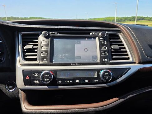Used 2014 Toyota Highlander Limited Platinum AWD/4WD image 16