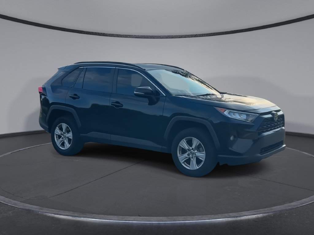 Used 2021 Toyota RAV4 XLE FWD image 2