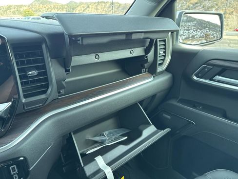 New 2026 GMC Sierra 1500 SLT w/ SLT Convenience Package image 32