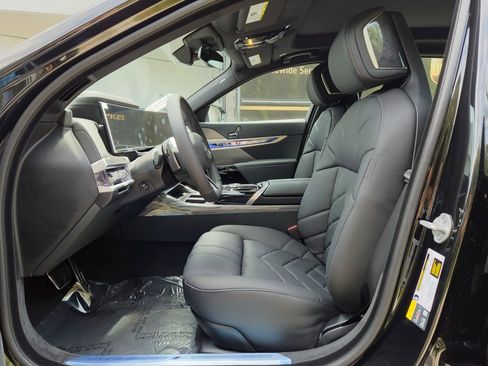 New 2026 BMW 750e xDrive w/ Premium Package image 10