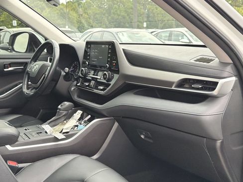 Used 2022 Toyota Highlander XLE FWD image 21