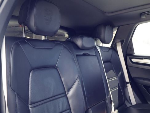 Certified 2023 Porsche Cayenne Platinum Edition image 23