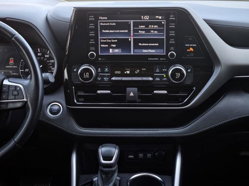 Used 2021 Toyota Highlander XLE image 19