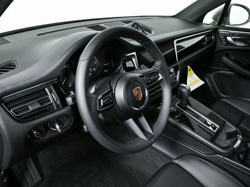 Certified 2025 Porsche Macan image 4