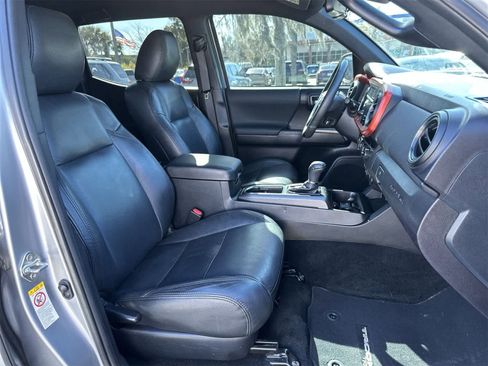 Used 2018 Toyota Tacoma TRD Sport image 19