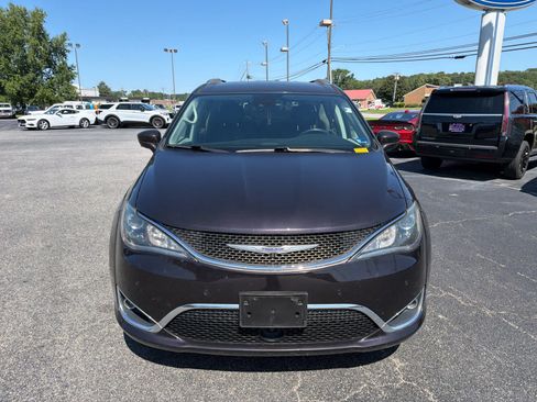 Used 2018 Chrysler Pacifica Touring-L Plus w/ Advanced Safetytec Group FWD image 8