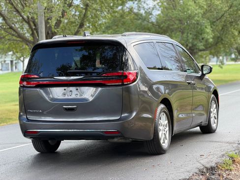 Used 2022 Chrysler Pacifica Touring-L image 4