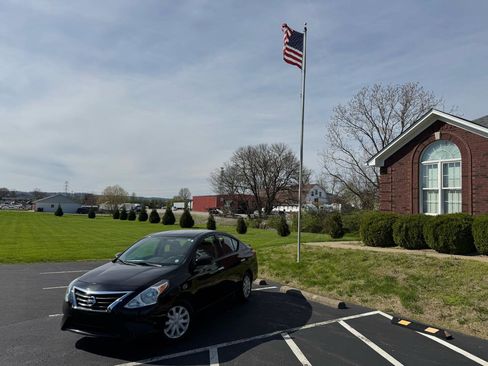 Used 2018 Nissan Versa SV image 1