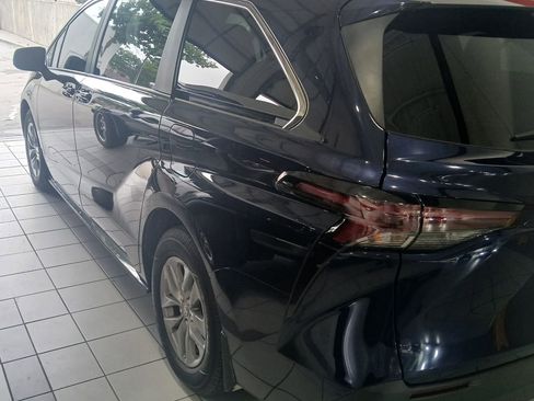 Used 2024 Toyota Sienna LE w/ LE Plus Package FWD image 3