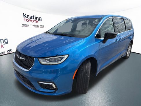 Used 2026 Chrysler Pacifica Select image 3