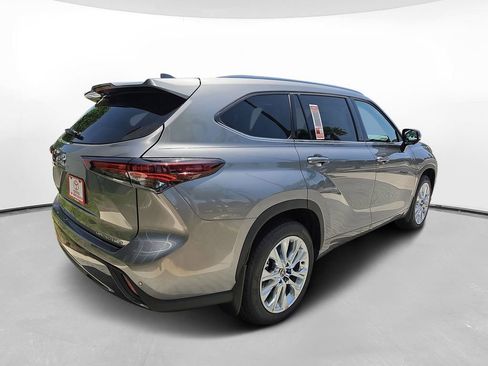 New 2026 Toyota Highlander Limited AWD/4WD image 4