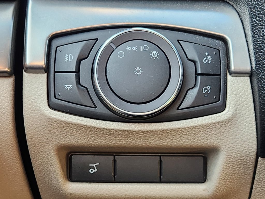 Used 2018 Ford Explorer XLT w/ Equipment Group 202A FWD image 17