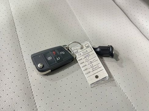 Used 2021 Volkswagen Tiguan SE w/ Panoramic Sunroof Package image 35