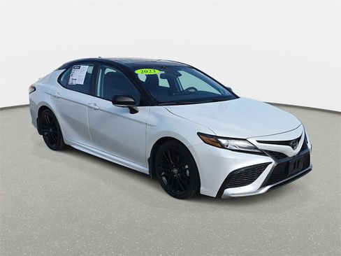 Used 2023 Toyota Camry XSE image 3