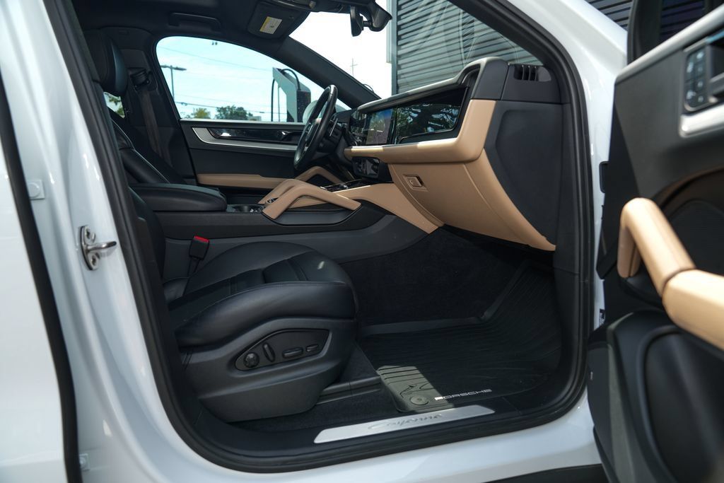 Certified 2024 Porsche Cayenne Coupe AWD/4WD image 33