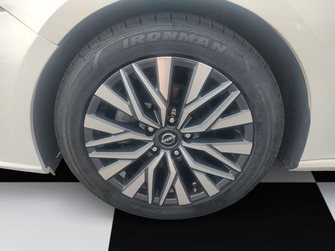 Used 2023 Nissan Altima 2.5 SV FWD image 14
