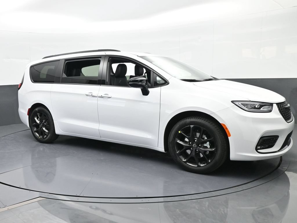 New 2026 Chrysler Pacifica Select w/ S Appearance Package FWD image 8