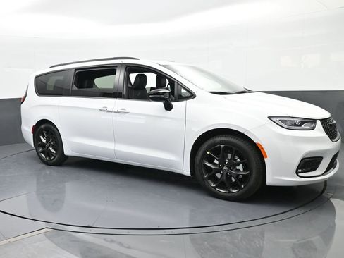 New 2026 Chrysler Pacifica Select image 8
