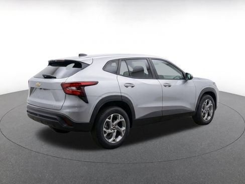 Used 2025 Chevrolet Trax LT FWD image 9