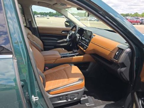 Used 2025 Nissan Pathfinder Platinum w/ Cargo Package FWD image 9