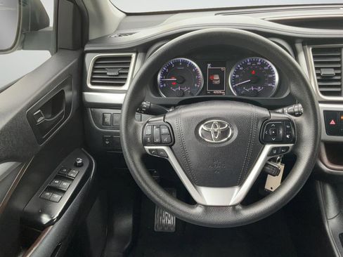 Used 2019 Toyota Highlander LE FWD image 15