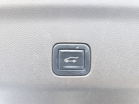 Used 2023 GMC Yukon SLT image 13