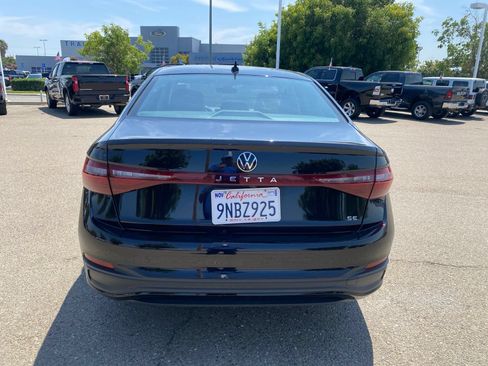 Used 2025 Volkswagen Jetta SE FWD image 5