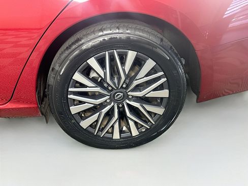Used 2025 Nissan Altima 2.5 SV FWD image 11