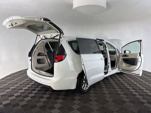 Used 2024 Chrysler Pacifica Touring-L image 18