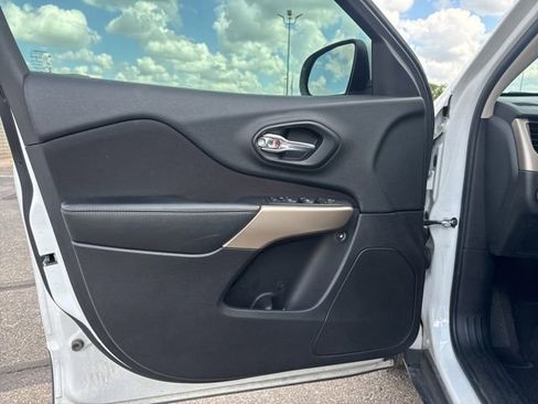 Used 2018 Jeep Cherokee Latitude FWD image 9