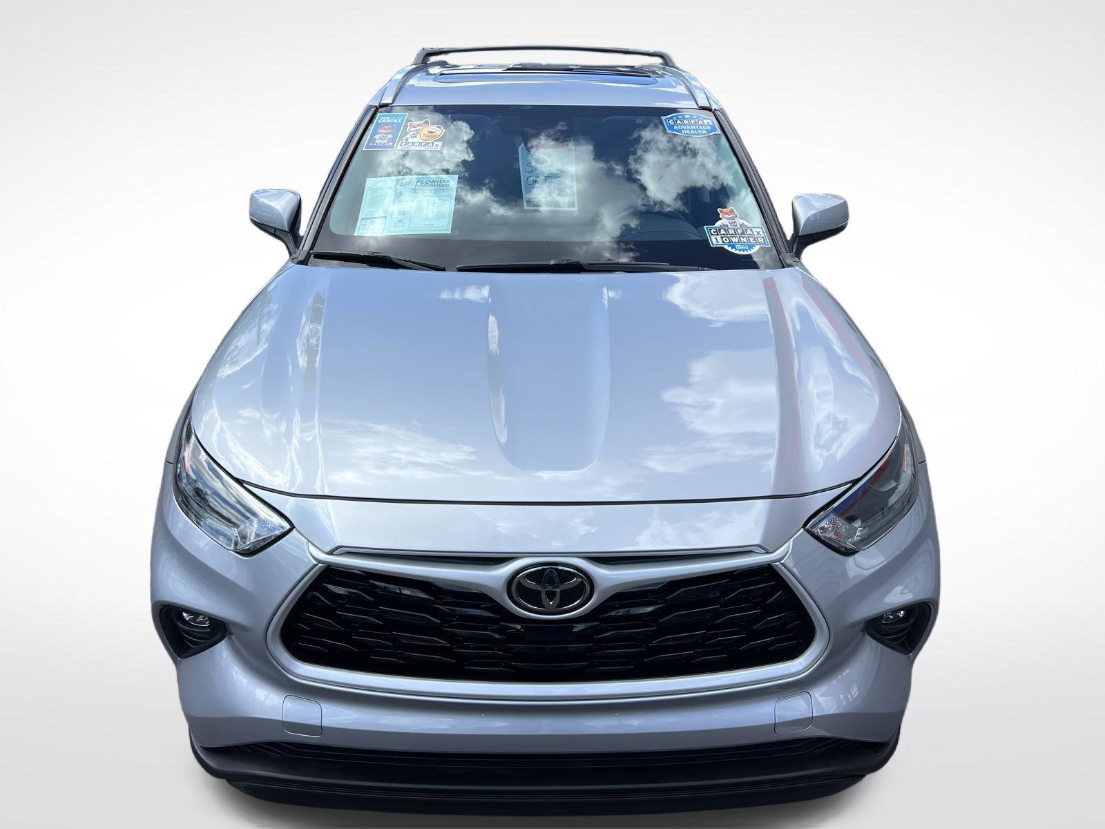 Used 2023 Toyota Highlander XLE FWD image 3