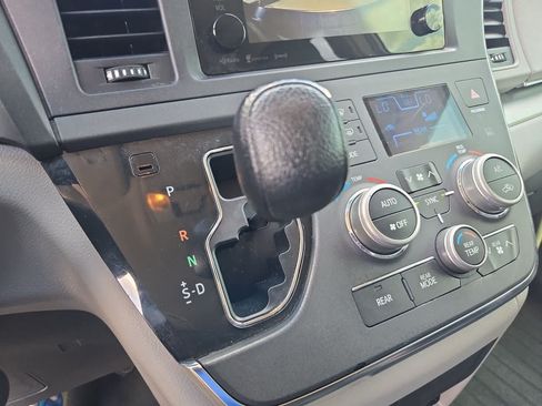 Used 2017 Toyota Sienna LE FWD image 28