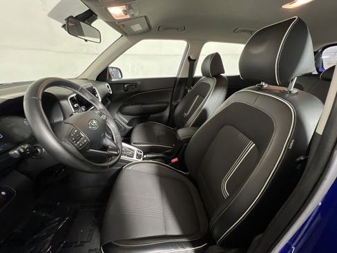 Used 2023 Hyundai Venue Limited FWD image 13