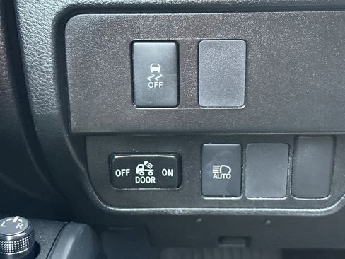 Used 2020 Toyota Tacoma SR image 27