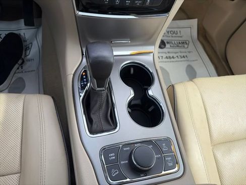 Used 2019 Jeep Grand Cherokee Overland AWD/4WD image 16