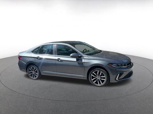 Used 2025 Volkswagen Jetta SE image 2