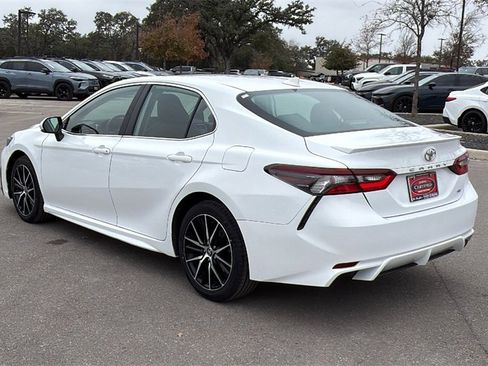 Used 2024 Toyota Camry SE image 3