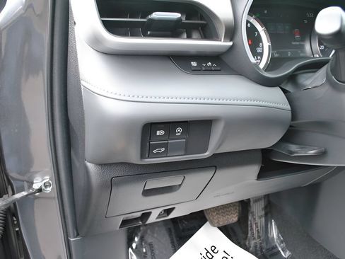 Used 2023 Toyota Highlander XLE AWD/4WD image 25