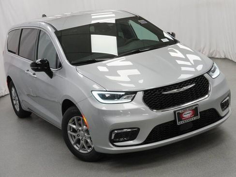 New 2026 Chrysler Pacifica Select image 8