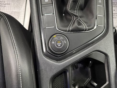 Used 2022 Volkswagen Tiguan SE image 34