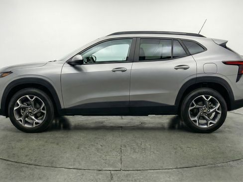 Used 2025 Chevrolet Trax LT w/ LT Convenience Package image 5