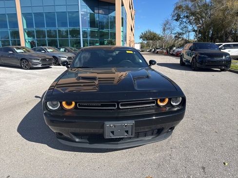 Used 2019 Dodge Challenger SXT image 10