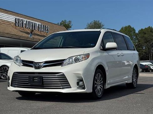 Used 2020 Toyota Sienna XLE Premium FWD image 2