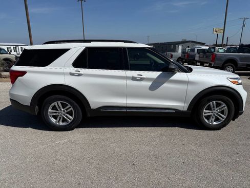 Used 2022 Ford Explorer XLT w/ Equipment Group 202A image 6