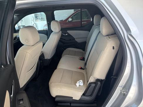 Used 2022 Chevrolet Traverse LT image 9