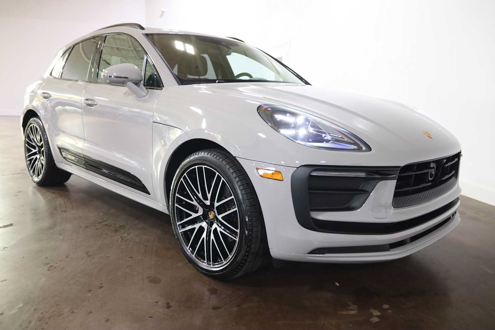 Used 2025 Porsche Macan AWD/4WD image 9