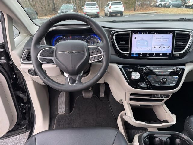 Used 2024 Chrysler Pacifica Touring-L FWD image 13