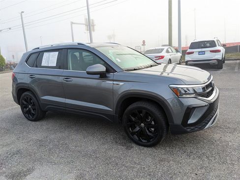 Certified 2024 Volkswagen Taos SE w/ Panoramic Sunroof Package image 11